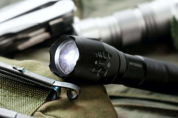 Hyundai Verlichting – Oplaadbare zaklamp met USB – Met reiskoffer en batterijen